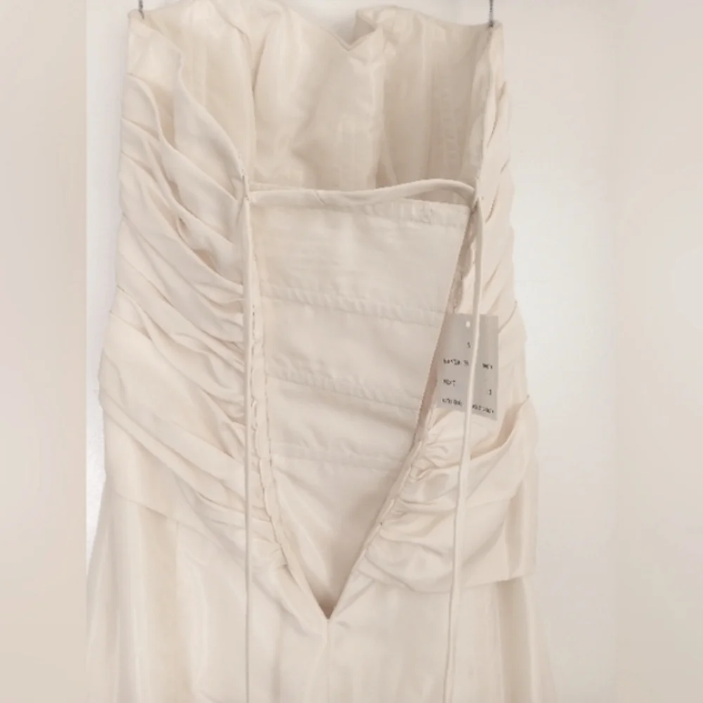 Strapless Wedding Gown - Picture 5 of 7